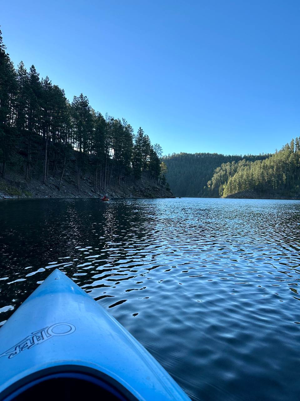 Kayaking_in_Pactola_Lake_-_Oliver_Charles.jpg__PID:2506c21e-5ad6-4e8a-928c-1ce26740ff37