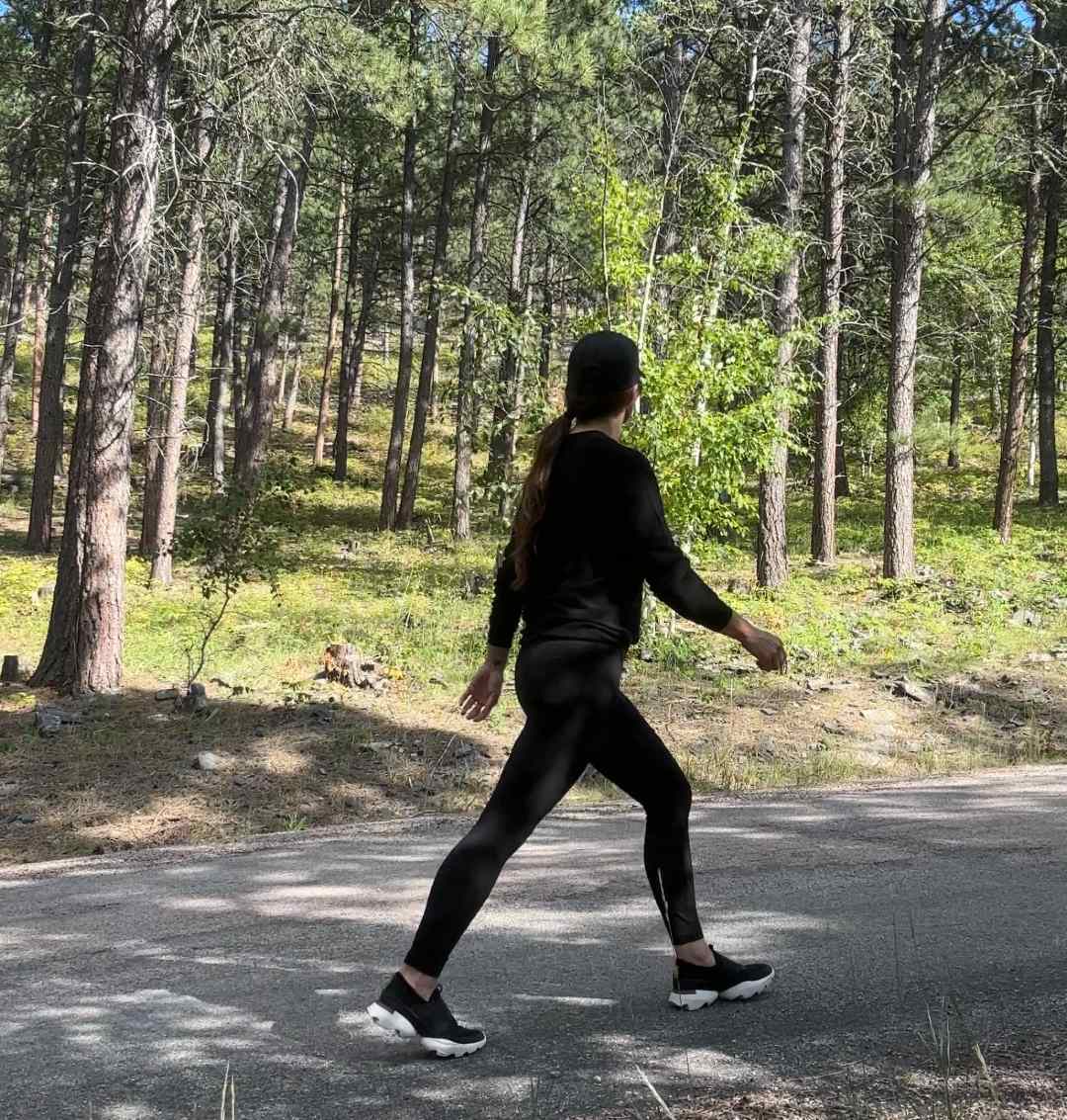 Walking_Around_The_Mountain_With_My_Sweater_-_Oliver_Charles.jpg__PID:1e5ad60e-8ad2-4c1c-a267-40ff37f2e587